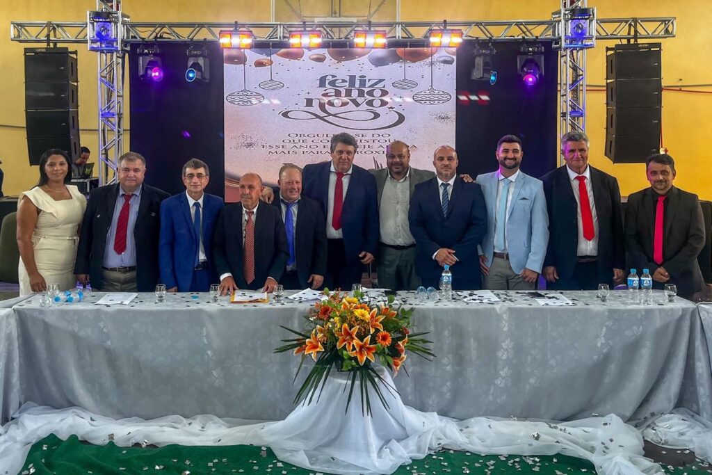 Vereadores empossados com o prefeito e vice-prefeito 